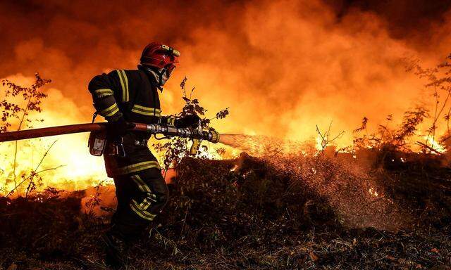 Die Feuerwehr im Einsatz gegen die Waldbrände nahe Louchats in Gironde, im Südwesten Frankreichs.
