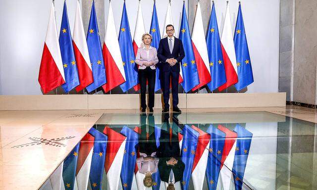 Morawiecki, Polens Premier, mit Kommissionschefin von der Leyen bei einem Treffen im Juni: Problemkind Polen mit wachsendem Selbstbewusstsein. 