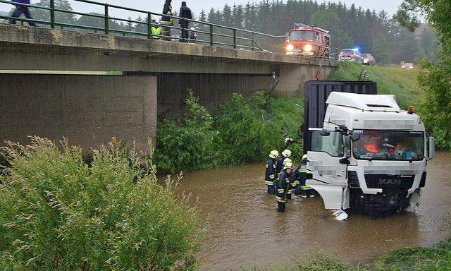 ++ HANDOUT ++ NIEDEROeSTERREICH: UNWETTER - LASTWAGEN VON BRUeCKE IN DIE THAYA GESTUeRZT