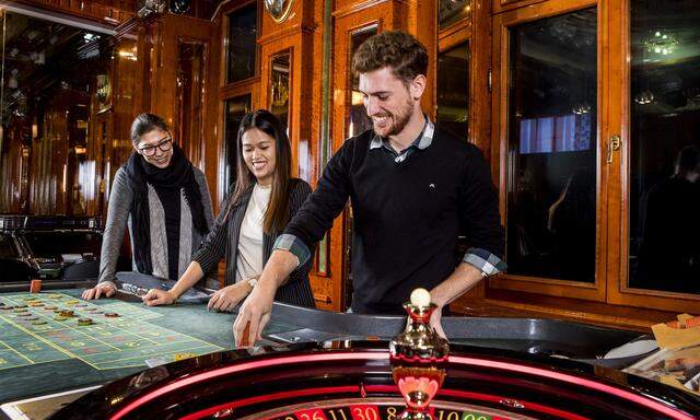 Die interne Trainerin Selina Joy Hager (links) sieht den Croupier-Trainees bei den Casinos Austria auf die Finger. 