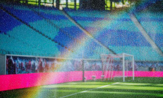 Blick auf den Rasen mit einem Regenbogen durch den Wassersprenger / RB Leipzig - VfL Wolfsburg 2:2 / 16. Mai 2021: Leipz
