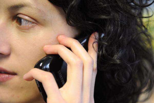 Beim Telefonieren macht sich die Krümmung positiv bemerkbar. Das Gerät schmiegt sich regelrecht ans Gesicht.