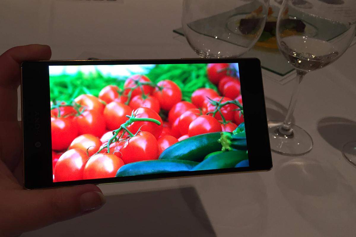 Das Xperia Z5 Premium reagiert extrem schnell auf Eingaben und soll laut Hersteller auch den schnellsten Autofokus mit 0,03 Sekunden haben. Was aber wirklich ins Auge sticht ist das 4K-Display. Erstmals bringt ein Smartphone-Hersteller ein Gerät mit einer Display-Auflösung von 3480 x 2160 Pixel auf den Markt.