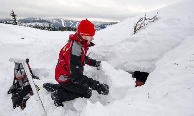 Mountain Rescue Service practiced rescuing people buried by an avalanche in the Krkonose Mountains