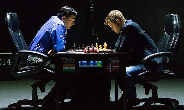 Carlsen (rechts) und Anand am Samstag