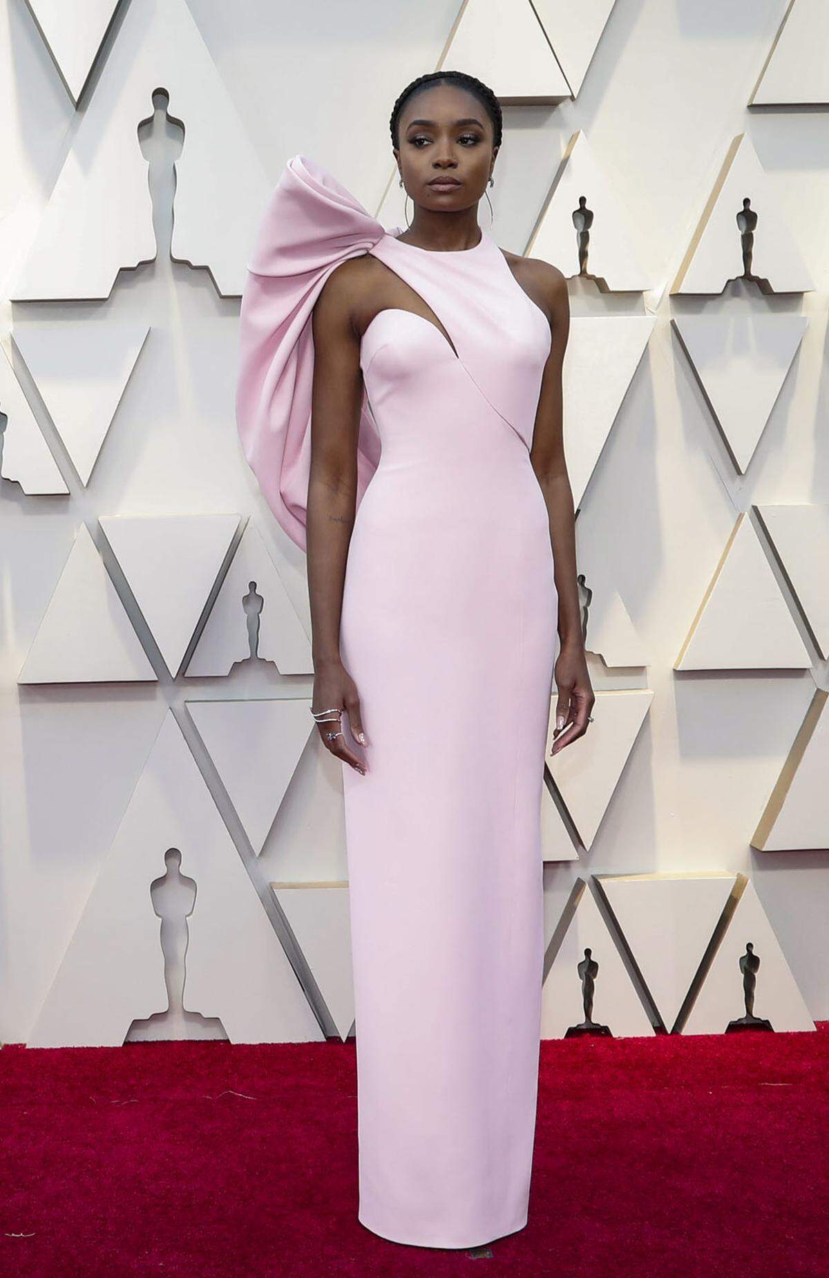 Besonders edel: Kiki Layne in Versace.