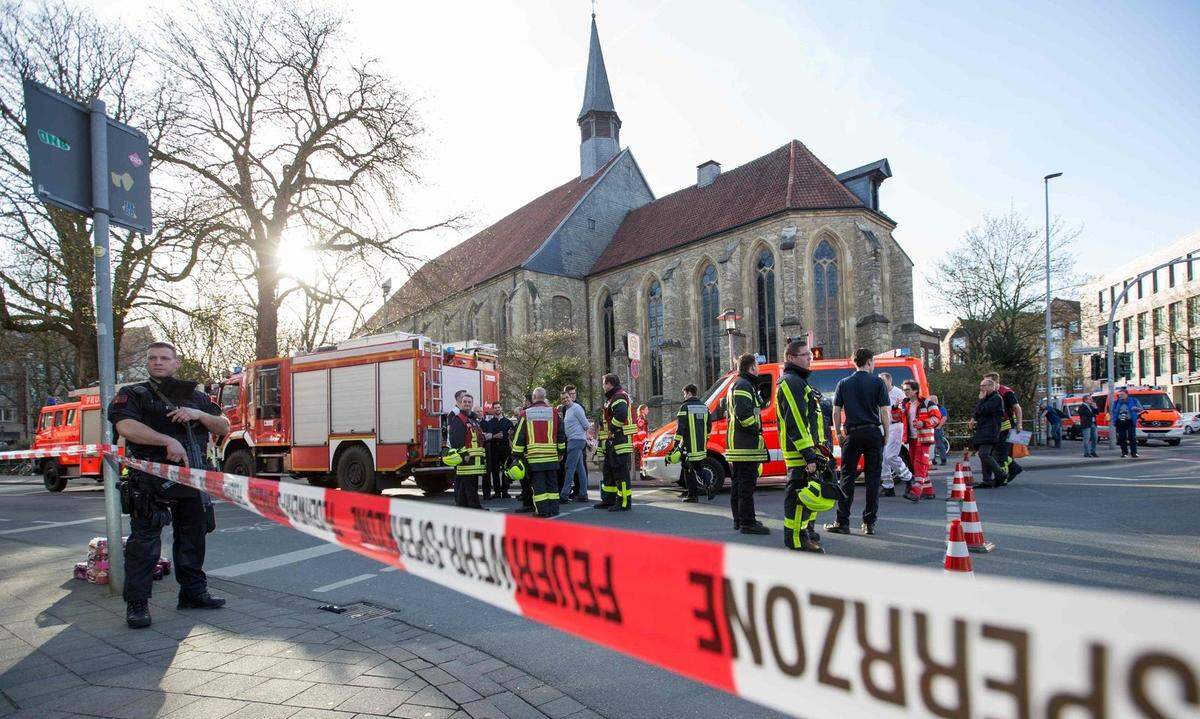 Ein Fahrzeug als tödliche Waffe - nach dem Muster des Angriffs mit dem Kleintransporter in Münster sind in Europa in den vergangenen Jahren bereits zahlreiche Attacken verübt worden. Die meisten dieser Angriffe hatte die Jihadistenmiliz "Islamischer Staat" (IS) für sich reklamiert. In Münster soll der Täter Medienberichten zufolge ein psychisch auffälliger Deutscher gewesen sein. Ein Überblick.