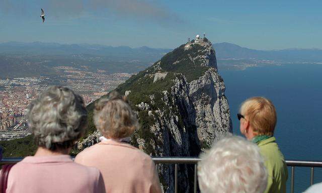 Touristen blicken auf Gibraltar 