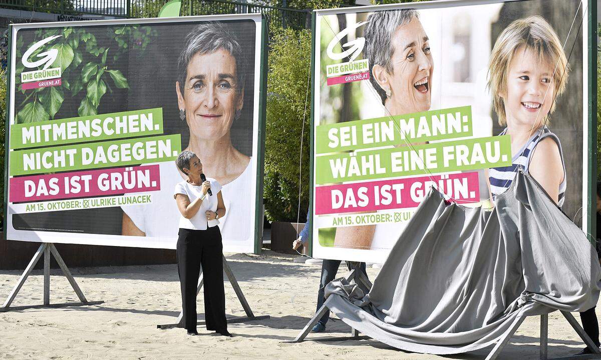 Die Grünen setzen bei ihrer ersten Plakatwelle optisch ganz auf ihre Spitzenkandidatin Ulrike Lunacek. Inhaltlich beschäftigen sich die Sujets unter dem General-Slogan "Das ist Grün" mit Solidarität ("Mitmenschen. Nicht dagegen. Das ist Grün."), Gleichberechtigung ("Sei ein Mann: Wähl eine Frau. Das ist Grün.") und einem klaren Bekenntnis zu Europa ("Europa beginnt in Österreich. Das ist Grün."). Auch in der zweiten Welle wird "das ist Grün" fortgesetzt. Inhaltlich konzentriert man sich nun aber vor allem auf die "Gemeinsame Schule", einem "Ja zu fairen Mietpreisen" sowie zur "Energiewende", "Ehe für Alle" und "gelebter Integration".