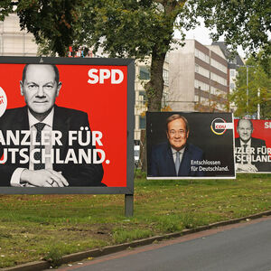 Wahlplakate mit den Kanzlerkandidaten Olaf Scholz (SPD) und Armin Laschet (CDU) 