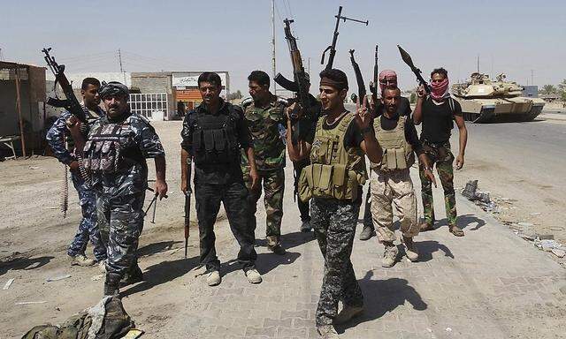 Irakische Sicherheitskräfte und Angehörige einer Stammesmiliz auf gemeinsamer Patrouille