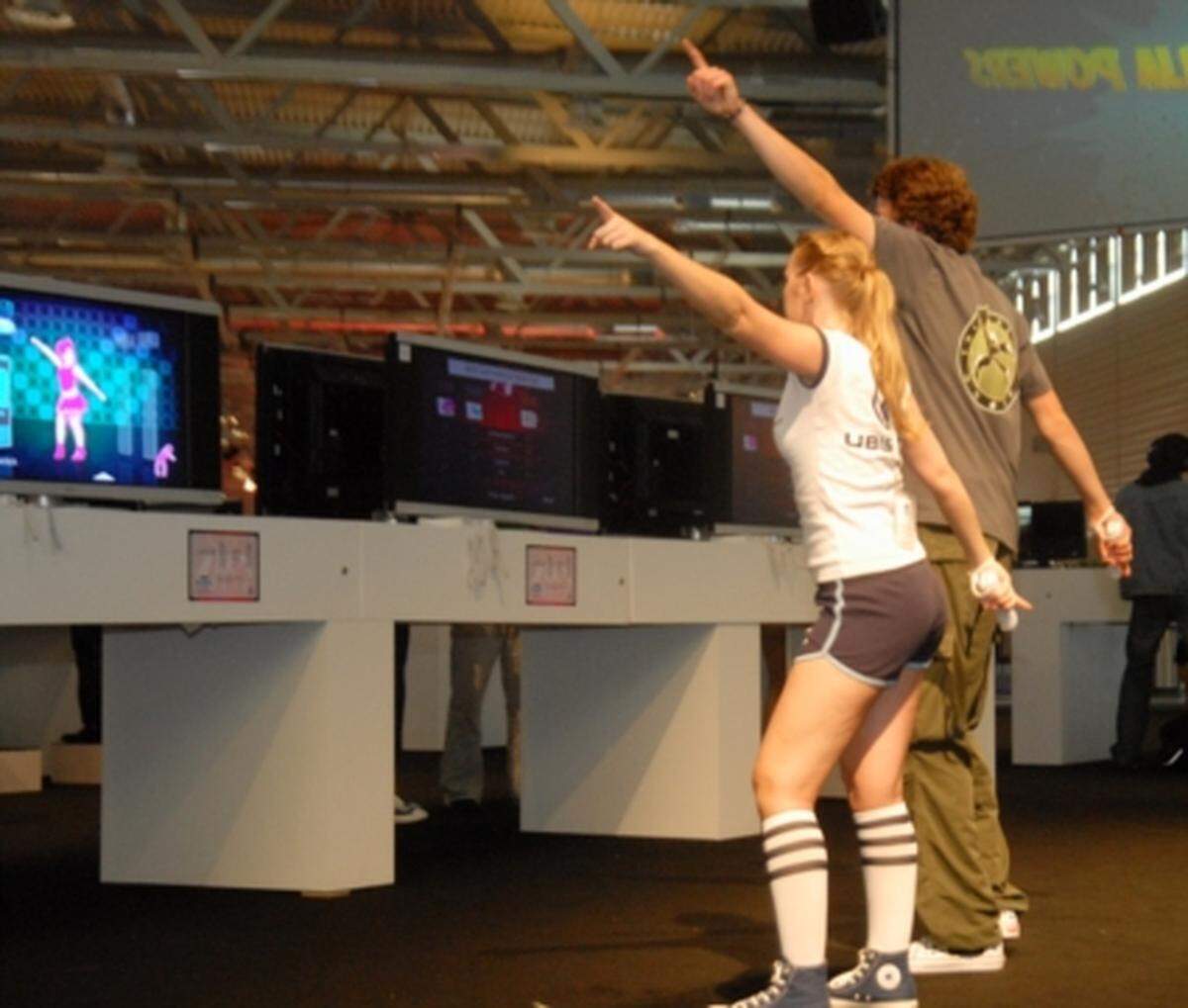 Etwas mehr Bewegung verlangt Hersteller Ubisoft von seinen Besuchern. Damit das auch klappt, stellt das Unternehmen sportlich bekleidete Damen bereit, die bei diversen Tanzeinlagen unterstützend zur Seite stehen.