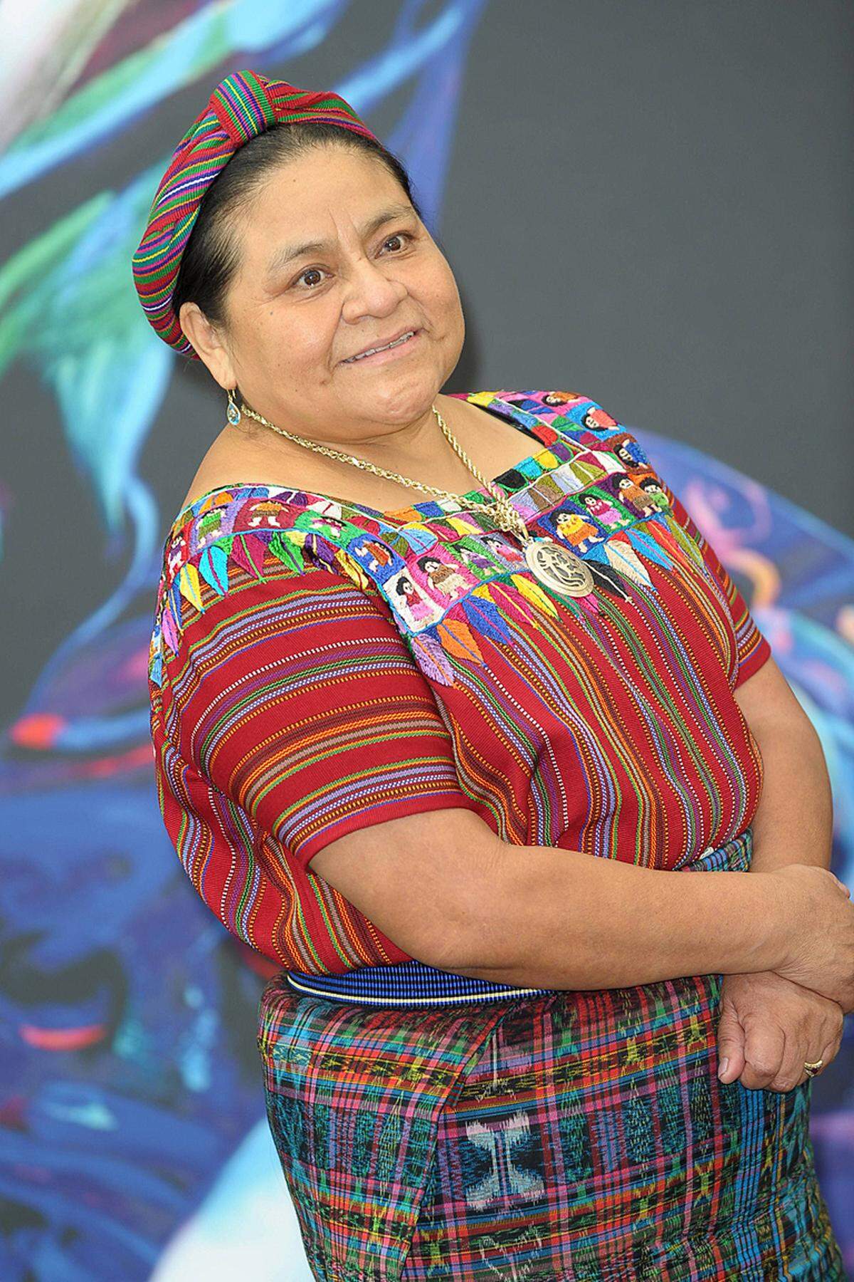 Die guatemaltekische Friedensnobelpreisträgerin Rigoberta Menchu wurde auch aufgrund ihrer Biografie ausgezeichnet - doch ihre Angaben waren aufgebauscht. Die Menschenrechtsaktivistin hat in dem Gewaltkonflikt ihre Mutter und Geschwister verloren. Vermutlich wurden sie von ultrarechten Todesschwadronen gefoltert und ermordet.  ie Entscheidung wurde damals als Versuch des Nobel-Komitees in Oslo gewertet, den Blick der Weltöffentlichkeit auf die anhaltende Leidensgeschichte der Urbevölkerung auf dem Subkontinent zu lenken.