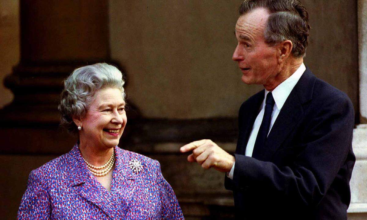 George Bush Senior war 1989 zu einem Lunch in den Buckingham-Palast geladen. Ein zweites Mal begegneten sich die beiden 1991 in Washington. Als die Queen dabei von einem Podium sprach, das für den knapp 1,90 Meter großen Bush eingerichtet worden war, ragte nur ihr Hut hinter dem Pult vor. Bush nahm die Queen auch zu einem Baseball-Spiel mit.