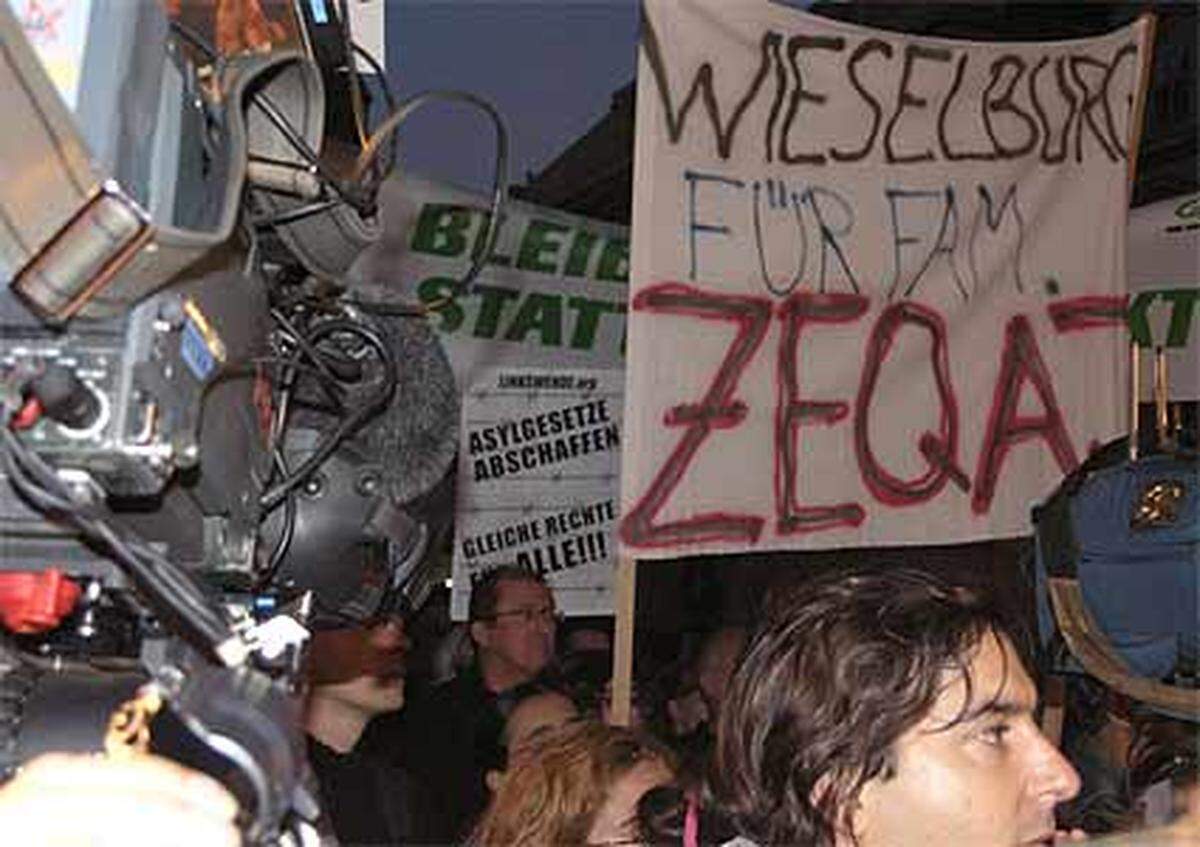 Eine große Delegation kam aus Wieselburg (NÖ). Die Grünen unterstützen die von der Abschiebung bedrohten Familie Zeqaj aus Wieselburg. Für den untergetauchten Sohn Denis wurde eine E-Mailaktion gestartet sowie eine eigene Homepage eingerichtet.