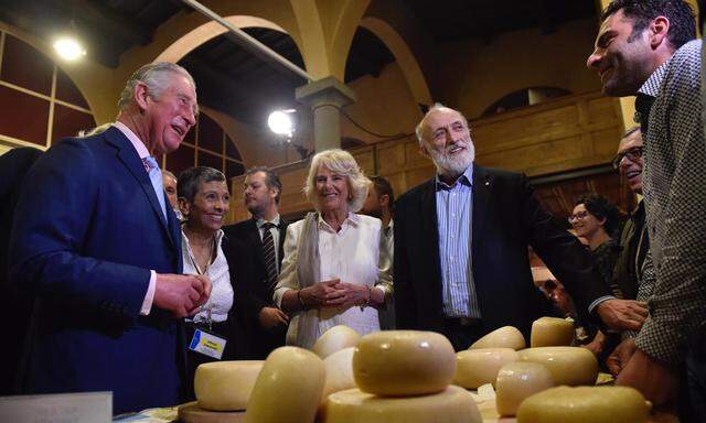 Charles und Camilla mit dem Gründer der Slow Food-Bewegung, Carlo Petrini (r.), in Florenz. 