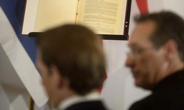 Bundeskanzler Sebastian Kurz (l.) und Vizekanzler Heinz-Christian Strache bei der Gedenkveranstaltung im Kanzleramt.
