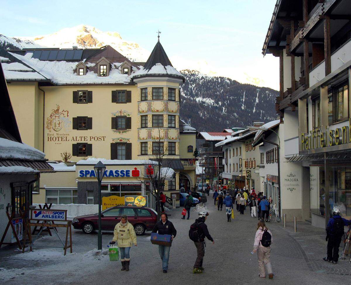 St. Anton gehört zu den beliebtesten Skiorten Tirols und bietet anspruchsvolle Abfahrten. Steilwandfahrten von bis zu 1,5 Kilometern sind von den Gipfeln des Valluga, Kapall und Schindler möglich.    