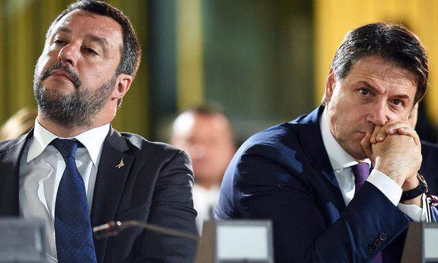 Der parteifreie Ministerpräsident Conte (re.) hat mit der immer lauter nach mehr Macht rufenden Lega von Innenminister Salvini (li.) zu kämpfen.