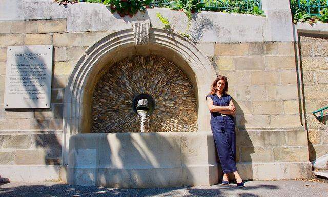 Lieblingsplatz: Manuela Linshalm am Brunnen der Strudlhofstiege.