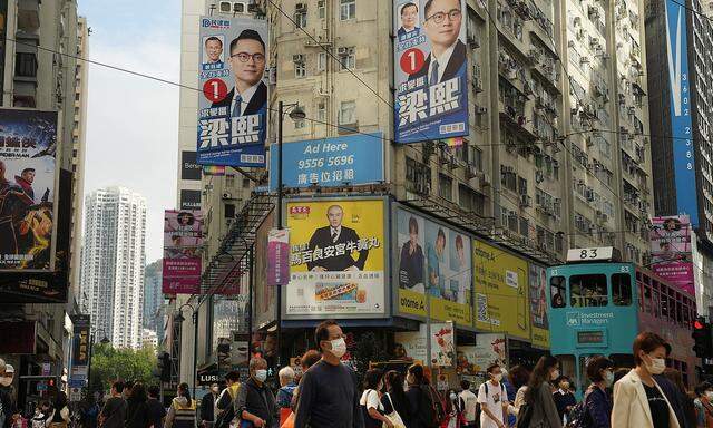 Wahlplakate in Hongkong.