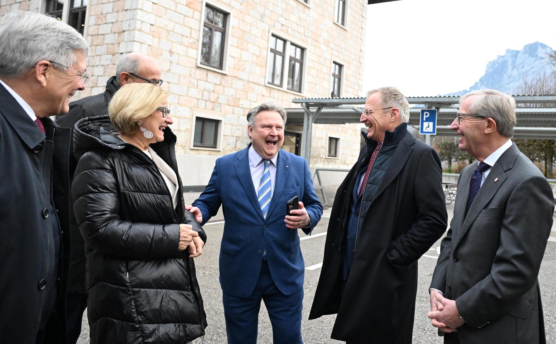 Nur Oberösterreich erhöht Politikerbezüge, Spitzenverdiener bleibt Michael Ludwig