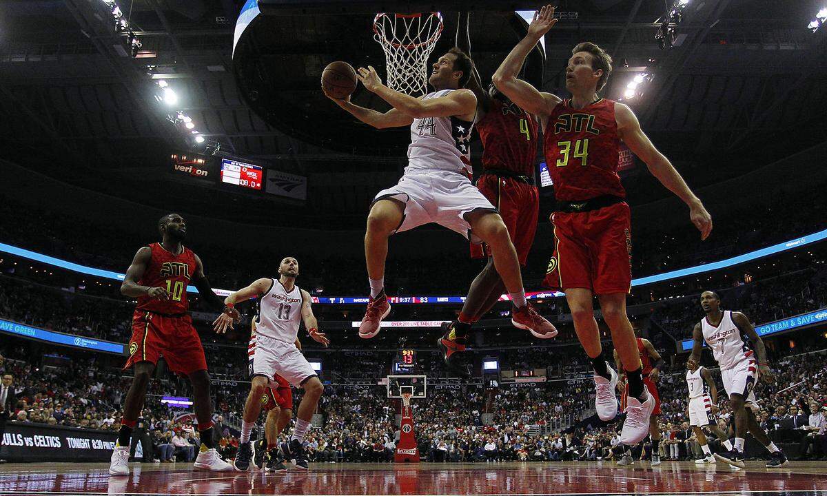 Sprunggewaltiges Duell im Play-off-Spiel der NBA zwischen Atlanta Hawks und Wahsington Wizards.