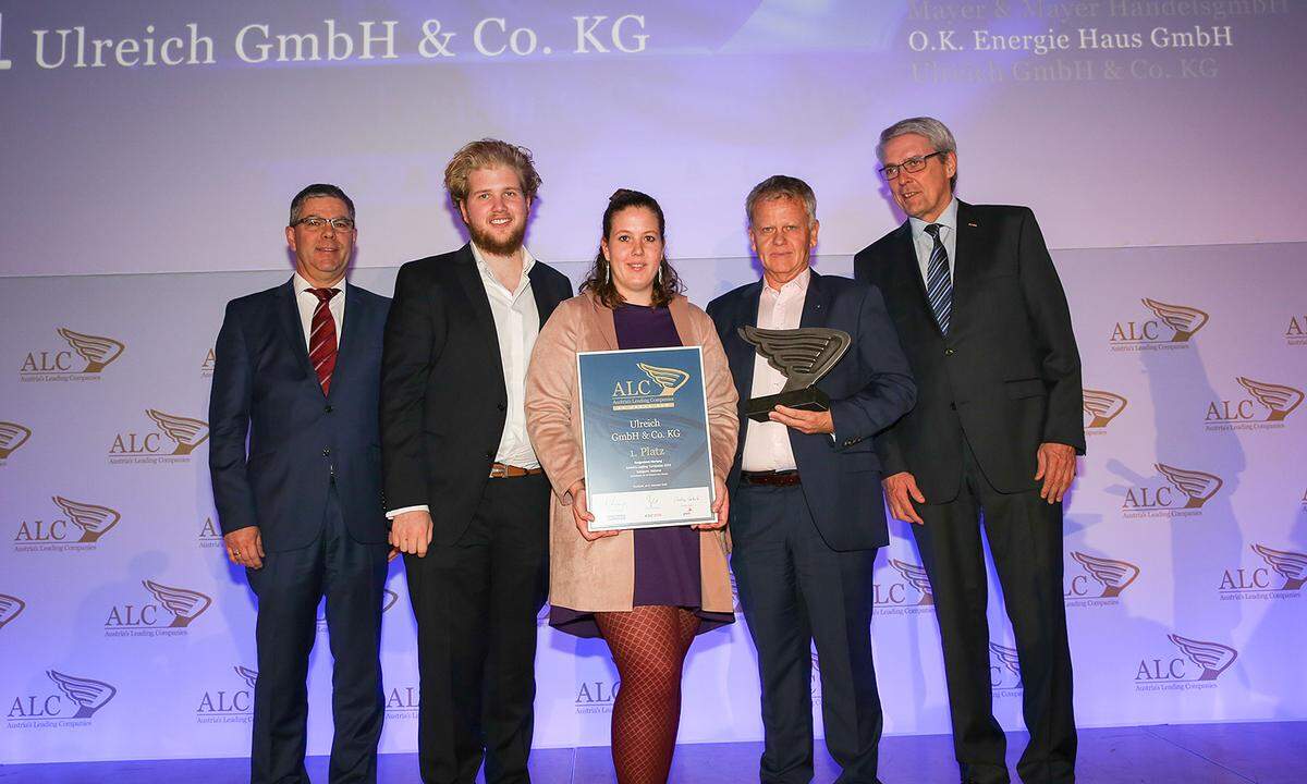 Preisverleihung 1. Platz National Kategorie Kleinbetriebe: Ulreich GmbH &amp; Co KG aus Pinkafeld (v. li.): PwC-Director Johannes Schmidtbauer, die Ulreich-Konditorei-Familie mit Emil, Bea und Helmut Ulreich sowie WK Burgenland-Vizepräsident Paul Kraill.