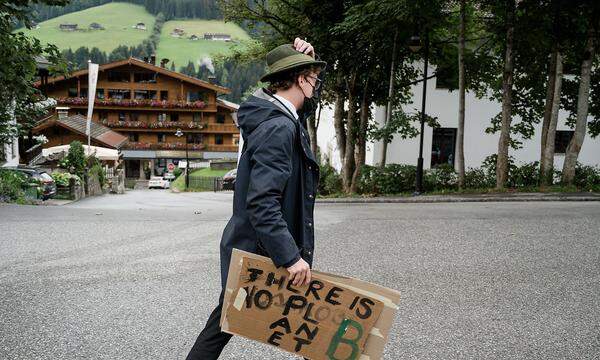 &quot;There is no Planet B&quot;. Ein Fridays-For-Future-Aktivist mitten in Alpbach. 