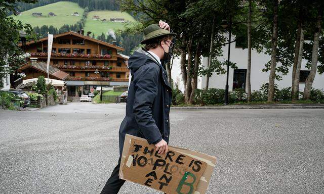 "There is no Planet B". Ein Fridays-For-Future-Aktivist mitten in Alpbach. 