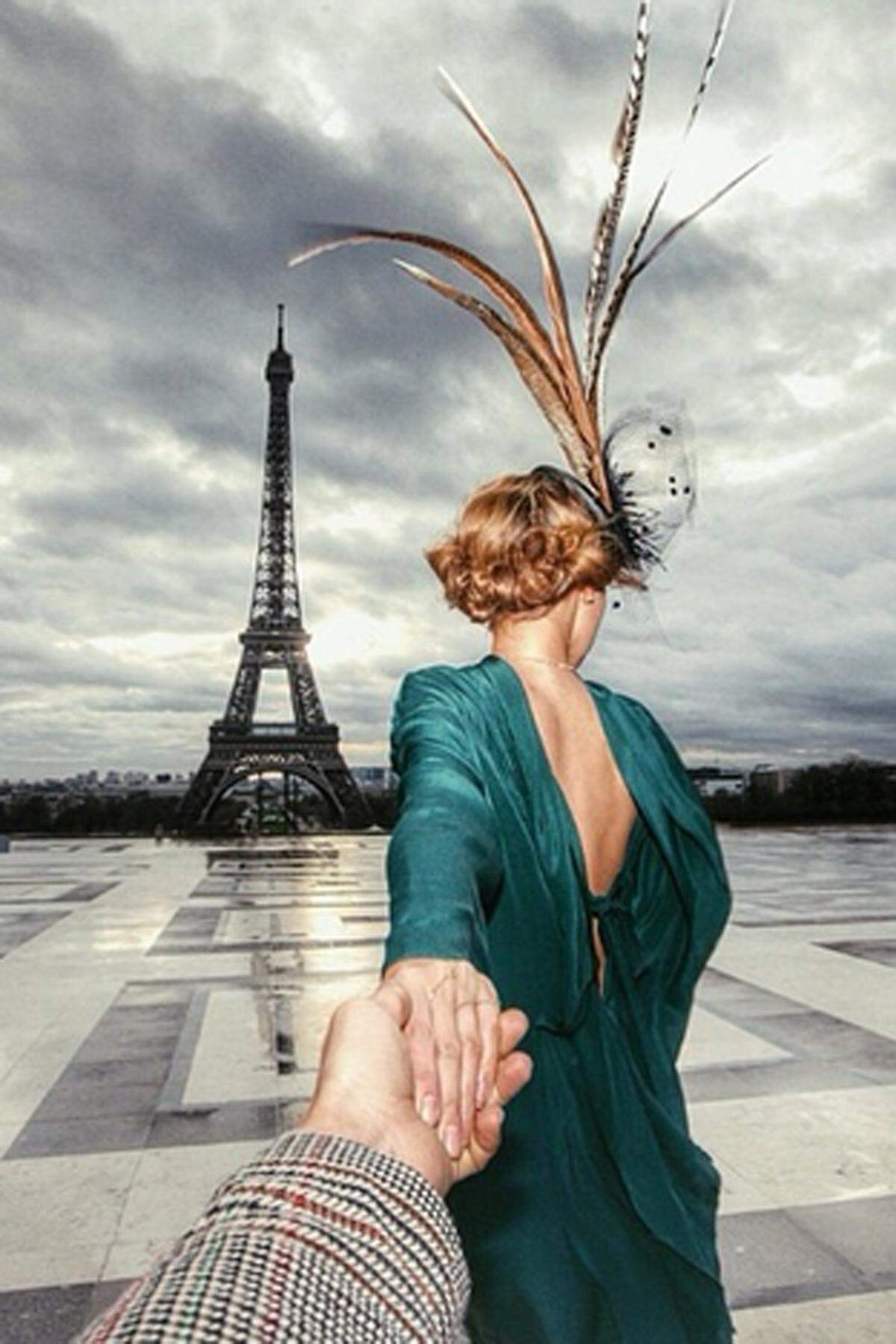 Auf den Bildern der Fotoserie sieht es fast so aus, als würde sie ihn durch die Welt ziehen. Vor dem Eiffelturm in Paris.