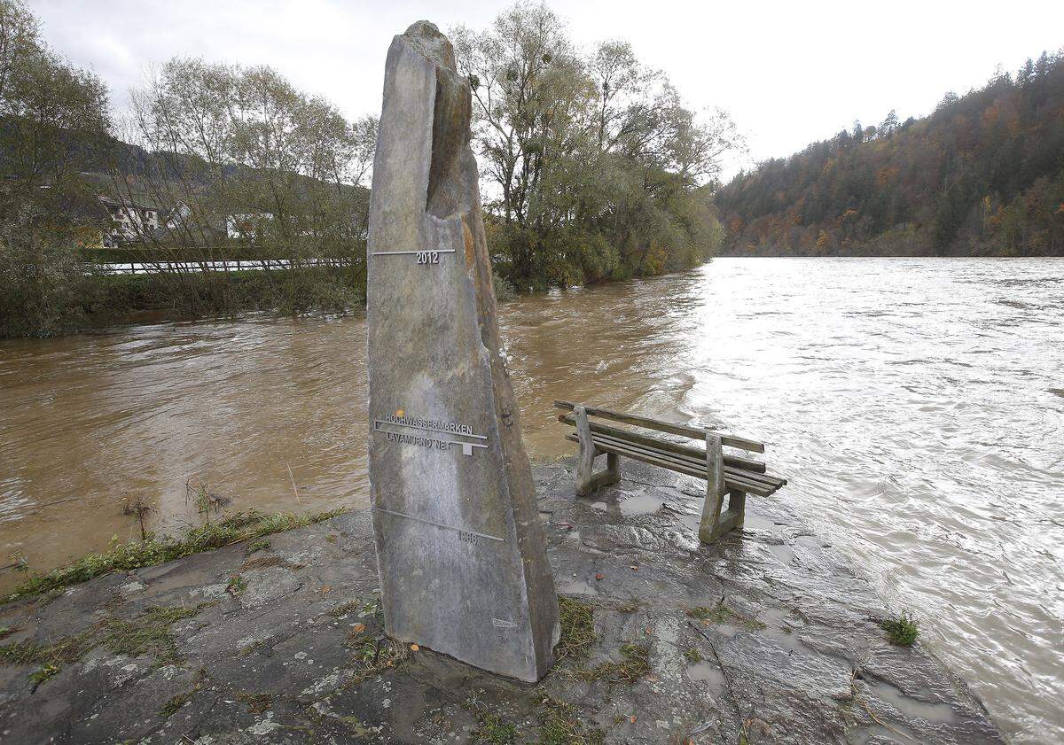 Die große Hochwasserkatastrophe ist in der vergangenen Nacht in Kärnten ausgeblieben. Zwar war die Situation in Möllbrücke in der Früh nach wie vor sehr angespannt, viele Straßen im ganzen Land wegen des Wassers oder umgestürzter Bäume gesperrt und 10.000 Haushalte ohne Strom. Lavamünd (im Bild der dortige Drauspitz am Dienstagvormittag) blieb von der extremen Flut aber verschont. Der Osttiroler Bezirk Lienz ist indessen am Straßenweg nicht erreichbar. In Salzburg deckte der Föhnsturm auf der Festung Hohensalzburg einen Teil des Daches ab. Die Südbahnstrecke am Semmering ist aufgrund von Unwetterschäden weiterhin unterbrochen.