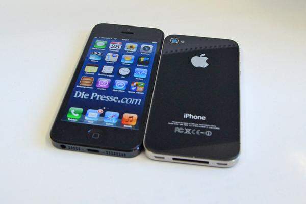 Vergleicht man das iPhone 5 mit seinem Vorgänger iPhone 4S oder auch dem iPhone 4, fällt gleich die zusätzliche Icon-Reihe auf dem größeren Display auf. Dieses misst jetzt vier Zoll anstatt bisher 3,5 Zoll.
