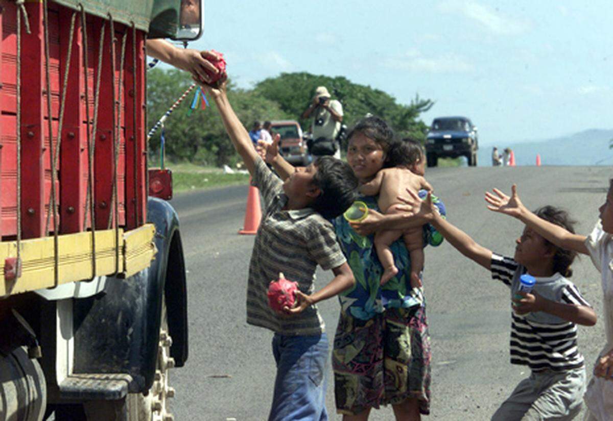 Die Panamericana ist ein 48.000 Kilometer langes System von Schnellstraßen, das sich über die gesamte Nord-Süd-Ausdehnung des amerikanischen Kontinents erstreckt. Nur ein etwa 90 Kilometer langes Teilstück zwischen dem Panamakanal und dem Nordwesten von Kolumbien ist nicht befahrbar.