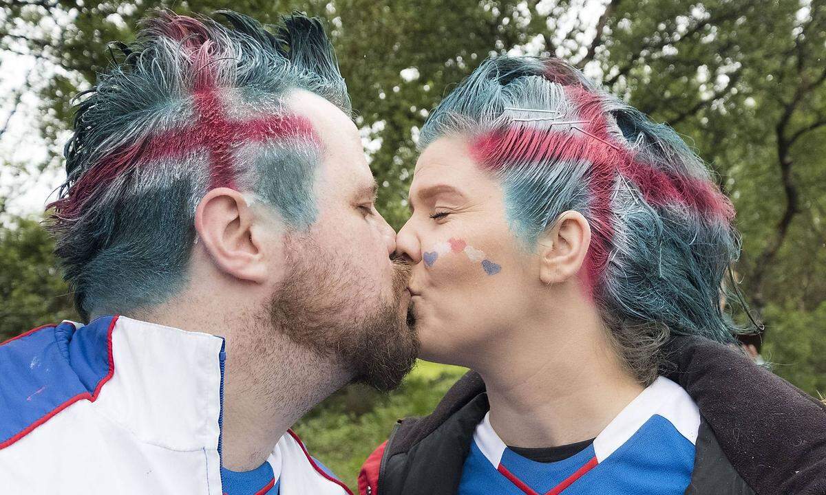 Um das erste WM-Spiel in der Geschichte Islands sehen zu können, hätten laut Berichten des isländischen Rundfunks sogar zahlreiche Paare ihre Hochzeiten abgesagt.