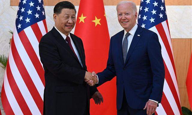 Ein erster Handshake als Staatschefs zwischen Xi Jinping und Joe Biden.