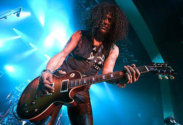 Nicht mehr dabei sind etwa der Gitarrist Slash, berühmt für seine dunklen Locken, die meist sein Gesicht meist verdecken und seine unnachahmliche Spielweise. In den Neunzigern trug er noch Zylinder.