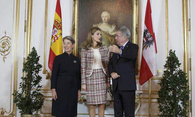 Austrian President Fischer and First Lady Margit welcome Spain´s Queen Letizia in Vienna