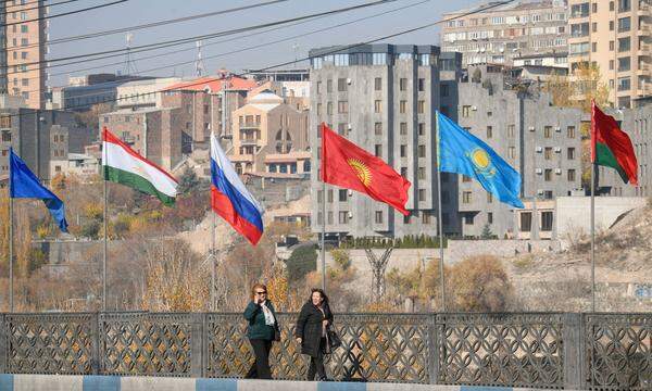 Fahnen entlang einer Brücke in der armenischen Hauptstadt Jerewan. Armeniens Wirtschaft wuchs im Vorjahr stark - vor allem wegen des Krieges. Selbes gilt etwa auch für Georgien und Kirgistan.