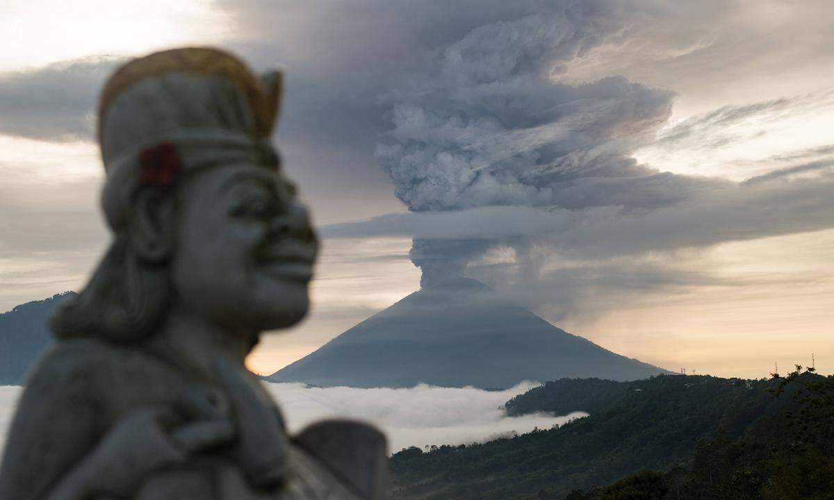 Mount Agung ist nach mehr als 50 Jahren wieder zum Leben erwacht - und veranlasste die Regierung der indonesischen Urlauberinsel Bali dazu die höchste Alarmstufe auszurufen. Als der 3031 Meter hohe Vulkan 1963 das letzte Mal ausbrach, kamen 1600 Menschen ums Leben.