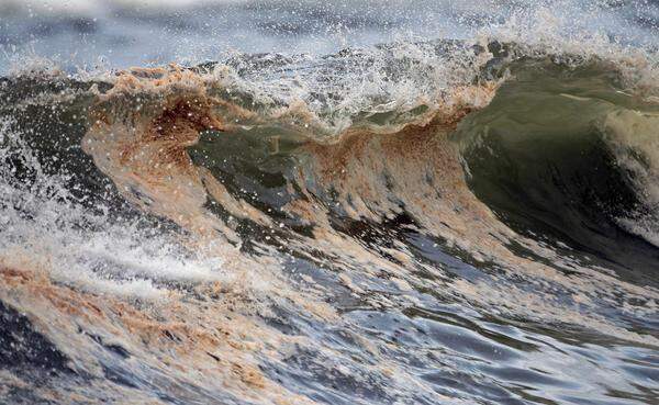 Der Tropensturm "Alex" zwingt die Helfer, ihre Arbeit erneut zu unterbrechen. Durch die hohen Wellen wird das Öl-Wasser-Gemisch über die schwimmenden Barrieren gespült.