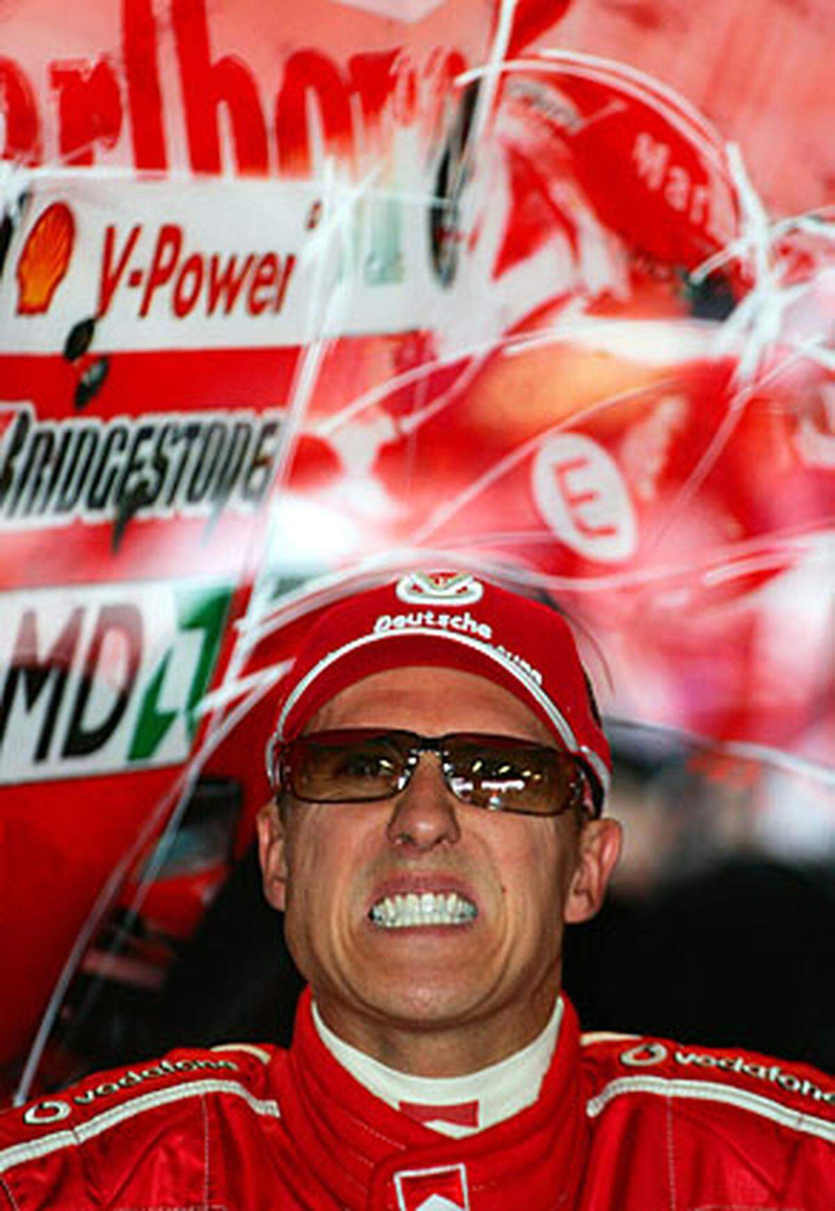 Bruderzwist in Monaco: Michael Schumacher versucht, seinen Bruder noch auf der Ziellinie zu überholen, um Sechster zu werden. Schumi II tobt: "Manchmal schaltet er sein Gehirn nicht ein."
