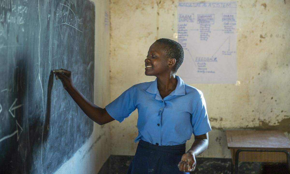 In Malawi sind die Auswirkungen der Klimakrise bereits jetzt voll spürbar: Extreme Naturereignisse wie Dürren, Überflutungen, Wirbelstürme und Bodenerosion plagen das Land, das sich noch nicht von dem verheerenden Sturm Ida 2019 erholt hat. Die Folge: 17 Prozent der Bevölkerung sind unterernährt. Das ostafrikanische Land kann sich die Anpassung an die klimatischen Herausforderungen ebenso wenig leisten wie die Ausbildung der künftigen Generation: Die Hälfte der Kinder besucht nicht einmal vier Jahre die Schule. "Vergessene Krisen sind auch für Hilfsorganisationen eine besondere Herausforderung. Mit der mangelnden Bekanntheit geht nicht selten auch eine geringe finanzielle Unterstützung einher. Dadurch fehlt es jedoch am wichtigsten – nämlich an konkreter Hilfe für die betroffenen Menschen vor Ort", sagt Barschdorf-Hager.