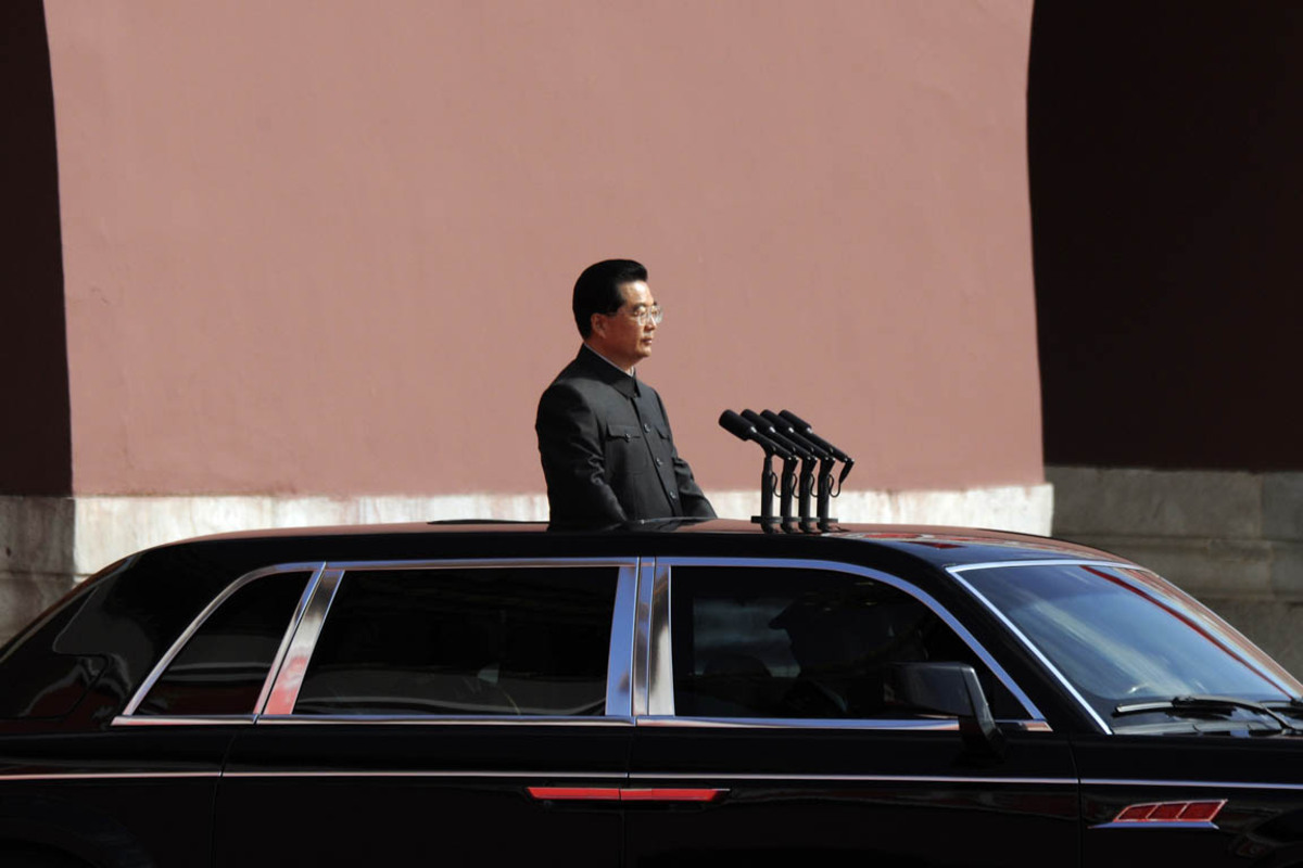 Die lange Staatskarosse, in der Chinas Präsident Hu Jintao hier eine Militärparade abnimmt, nennt sich "Rote Fahne" - auf Chinesisch "Hongqi". Ihr Kühlergrill ist der Form eines Fächers nachempfunden, die Heckleuchten "antiken Palastlaternen".