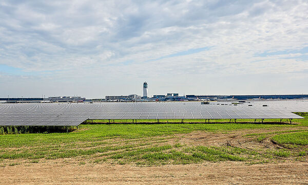 Der Flughafen Wien hat 2022 eine der größten Photovoltaik-Anlagen im Land in Betrieb genommen. 55.000 Paneele liefern 24 Megawatt Maximalleistung.  