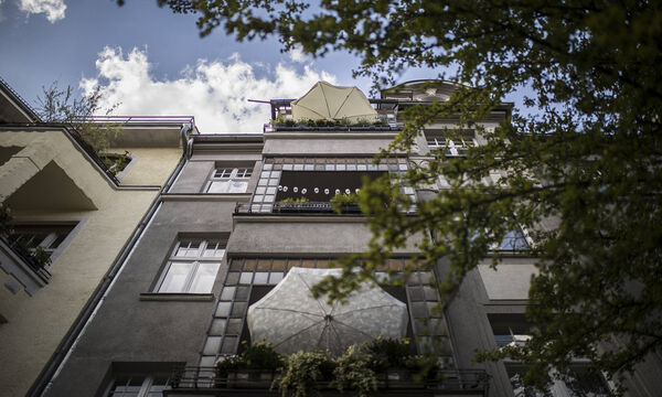 Zwei Dinge gilt es bei Altbauten mit Balkonen zu beachten, nämlich die (bau-)rechtliche sowie die technische Machbarkeit.