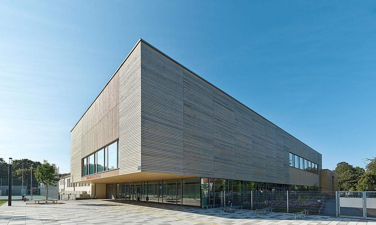 Ebenfalls ausgezeichnet wurde die 2019 fertiggestellte Volksschule Christian Bucher Gasse in Wien-Floridsdorf. Für den Holzbau zeichnete Herbitschek Bau verantwortlich.