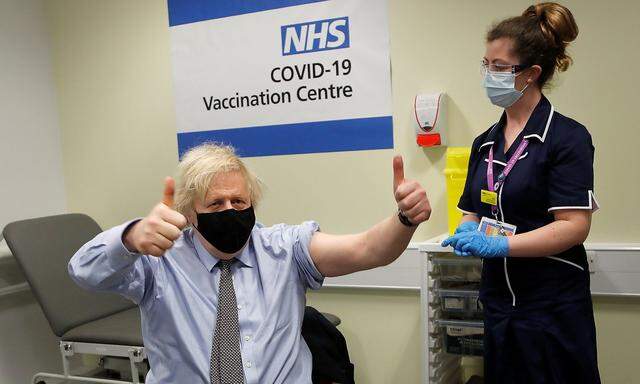 Aus der Bilderreihe "Premierminister lassen sich impfen": Boris Johnson bekommt eine Spritze mit dem AstraZeneca-Vakzin.