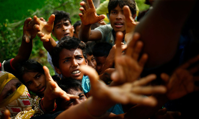 Leben im Elend nach der Flucht: Rohingya bei der Nahrungsmittelverteilung in einem Flüchtlingscamp in Bangladesch.