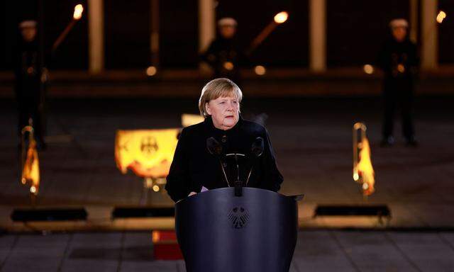 Angela Merkel wünschte in ihrer Rede ihrem Nachfolger Olaf Scholz "alles, alles Gute und eine glückliche Hand und viel Erfolg".